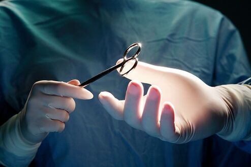 Osteokondrosi zerbikal aurreratuak esku-hartze kirurgikoa behar du